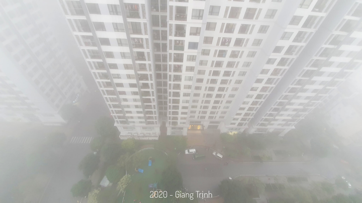 Ảnh: Hà Nội mờ ảo trong làn sương mù dày đặc phủ kín từ sáng đến trưa - 8