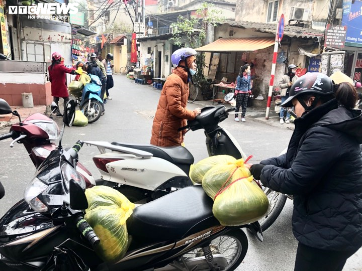 Dân Hà Nội nhiệt tình mua, hàng chục tấn dưa hấu 'vỉa hè' được 'giải cứu' - 6