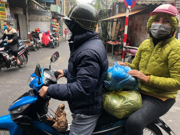 Dân Hà Nội nhiệt tình mua, hàng chục tấn dưa hấu 'vỉa hè' được 'giải cứu' - 7