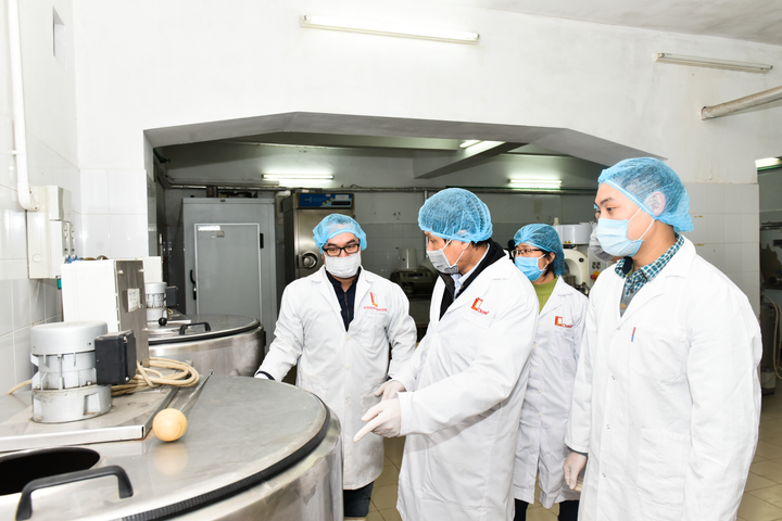 Đại học Bách khoa Hà Nội sản xuất dung dịch khử khuẩn phòng virus corona - 1