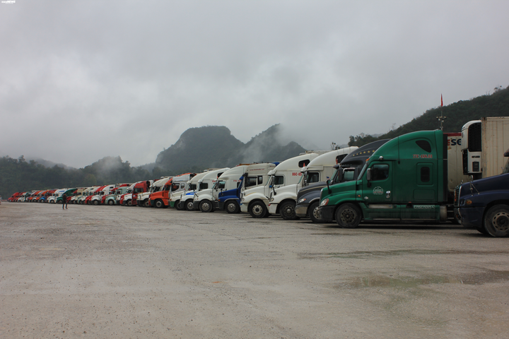 Tài xế container ngủ trên cabin, nấu ăn dưới gầm xe chờ ngày cửa khẩu thông quan - 1