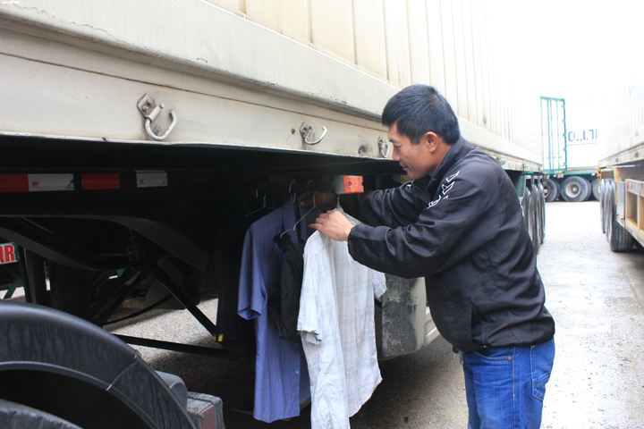 Tài xế container ngủ trên cabin, nấu ăn dưới gầm xe chờ ngày cửa khẩu thông quan - 6