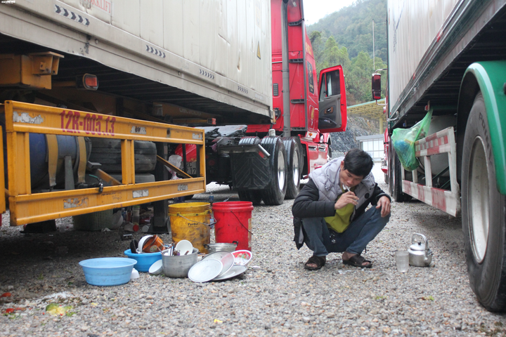 Tài xế container ngủ trên cabin, nấu ăn dưới gầm xe chờ ngày cửa khẩu thông quan - 4