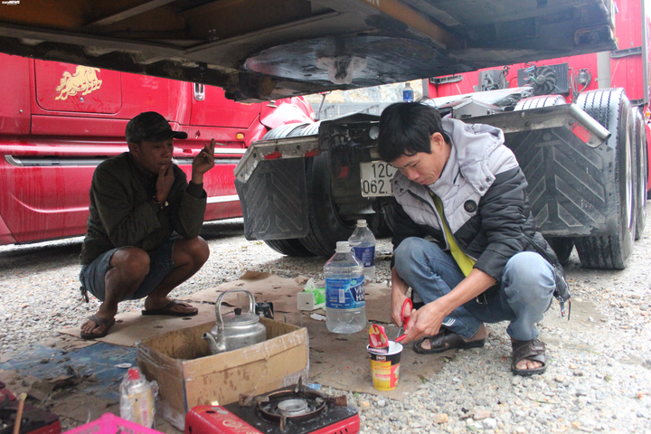 Tài xế container ngủ trên cabin, nấu ăn dưới gầm xe chờ ngày cửa khẩu thông quan - 9