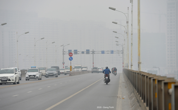 Ảnh: Hà Nội mờ ảo trong làn sương mù dày đặc phủ kín từ sáng đến trưa - 4