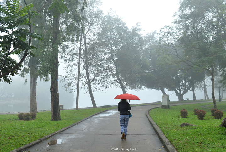 Ảnh: Hà Nội mờ ảo trong làn sương mù dày đặc phủ kín từ sáng đến trưa - 12