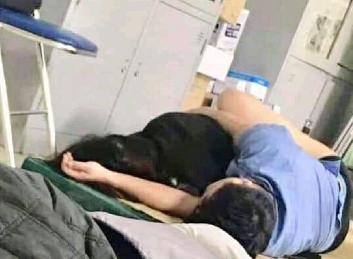 Bác sỹ ôm nữ sinh thực tập ngủ: Bệnh viện nói chỉ là hành động vô thức khi say giấc - 1