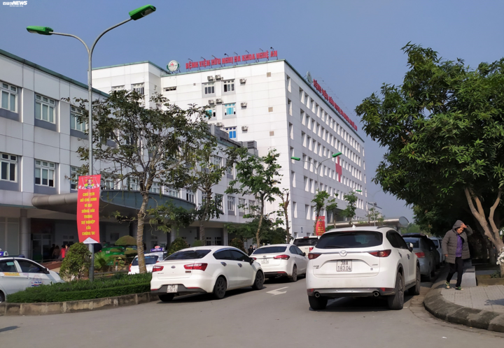 Bác sỹ ôm nữ sinh thực tập ngủ: Bệnh viện nói chỉ là hành động vô thức khi say giấc - 2