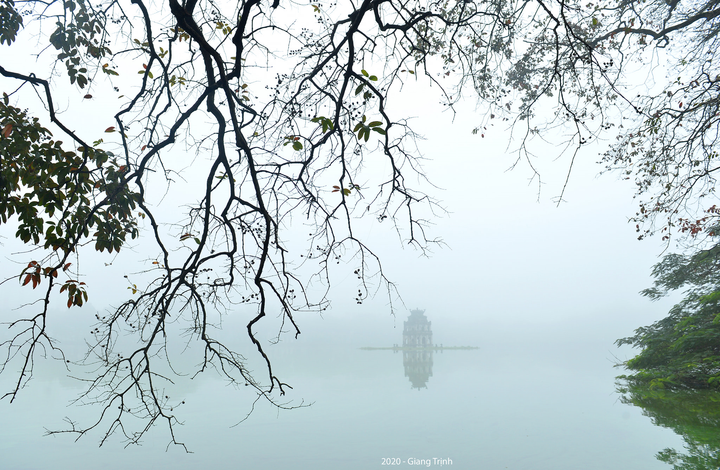 Ảnh: Hà Nội mờ ảo trong làn sương mù dày đặc phủ kín từ sáng đến trưa - 1