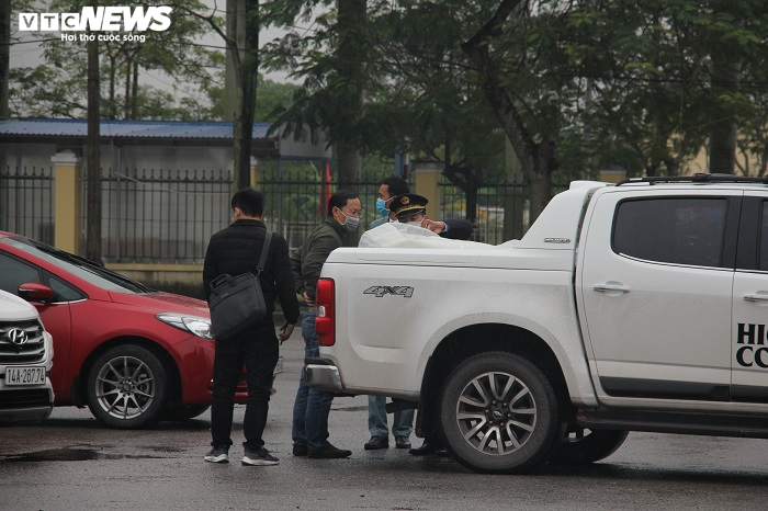 Ảnh: Quảng Ninh kiểm soát thân nhiệt từng người dân từ Móng Cái vào nội địa - 11