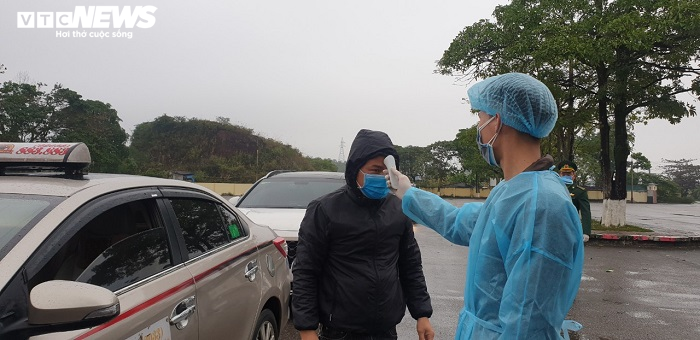 Ảnh: Quảng Ninh kiểm soát thân nhiệt từng người dân từ Móng Cái vào nội địa - 6