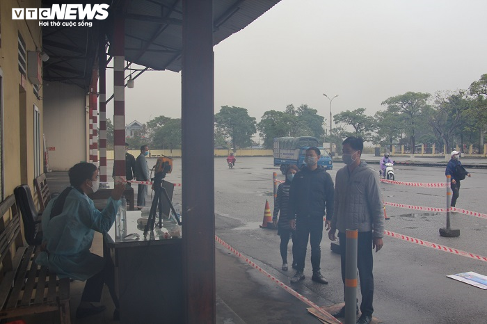 Ảnh: Quảng Ninh kiểm soát thân nhiệt từng người dân từ Móng Cái vào nội địa - 4