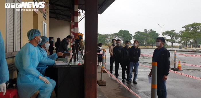 Ảnh: Quảng Ninh kiểm soát thân nhiệt từng người dân từ Móng Cái vào nội địa - 3