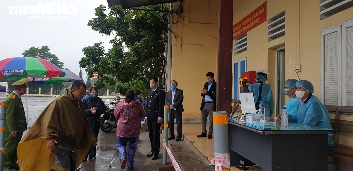 Ảnh: Quảng Ninh kiểm soát thân nhiệt từng người dân từ Móng Cái vào nội địa - 2