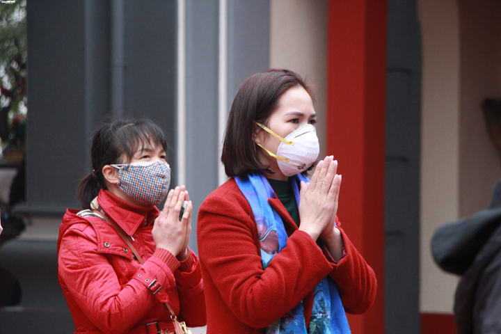 Phủ Tây Hồ đóng cửa phòng dịch corona, dân đứng ngoài bái vọng cầu an - 6