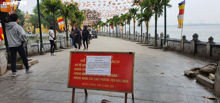 Phủ Tây Hồ đóng cửa phòng dịch corona, dân đứng ngoài bái vọng cầu an - 1
