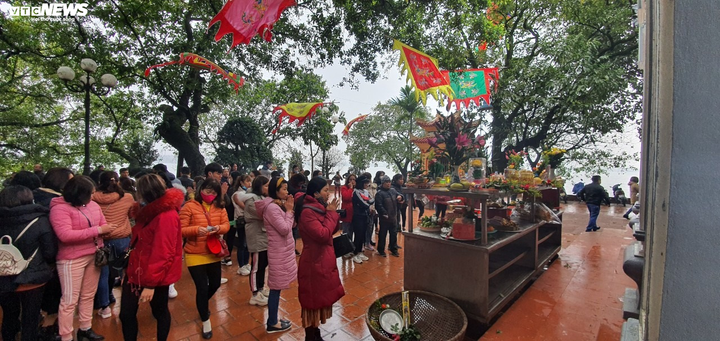 Phủ Tây Hồ đóng cửa phòng dịch corona, dân đứng ngoài bái vọng cầu an - 2