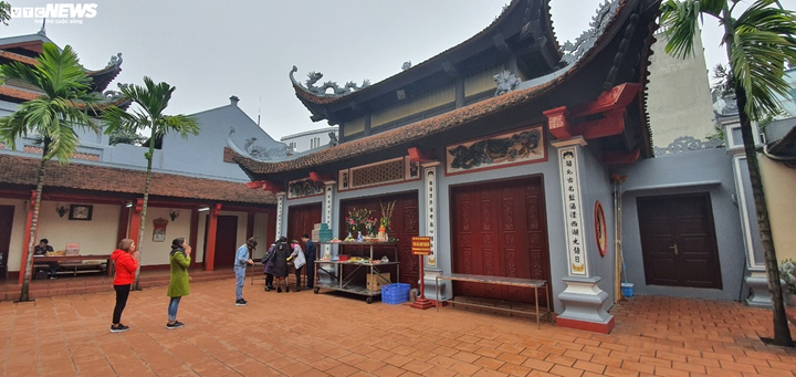 Phủ Tây Hồ đóng cửa phòng dịch corona, dân đứng ngoài bái vọng cầu an - 9