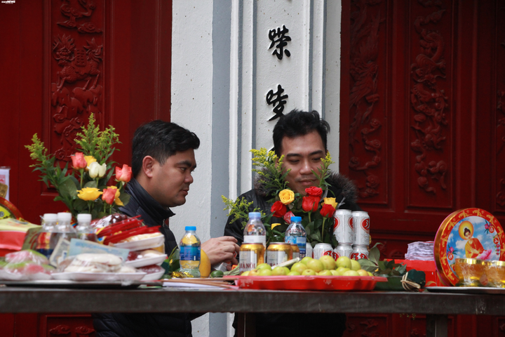 Phủ Tây Hồ đóng cửa phòng dịch corona, dân đứng ngoài bái vọng cầu an - 4