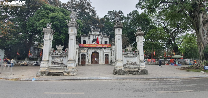 Phủ Tây Hồ đóng cửa phòng dịch corona, dân đứng ngoài bái vọng cầu an - 10