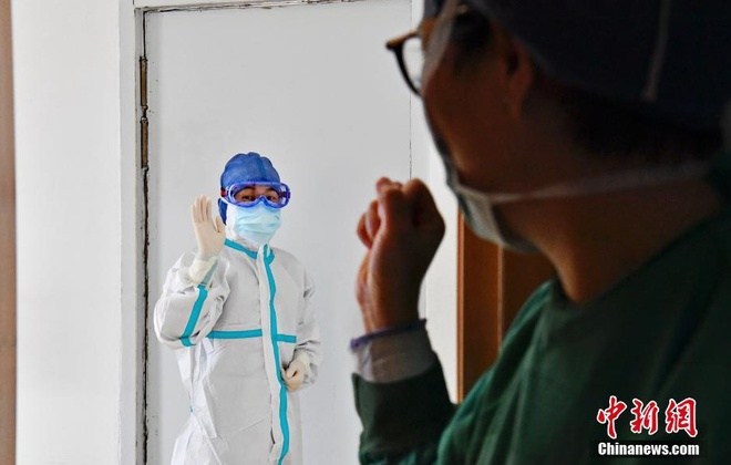 Bên trong khu cách ly dịch corona: Nhân viên y tế ngủ 3 tiếng, không có thời gian đi vệ sinh - 5