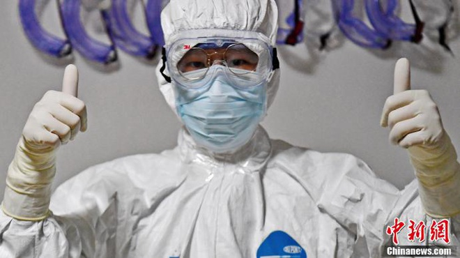 Bên trong khu cách ly dịch corona: Nhân viên y tế ngủ 3 tiếng, không có thời gian đi vệ sinh - 6