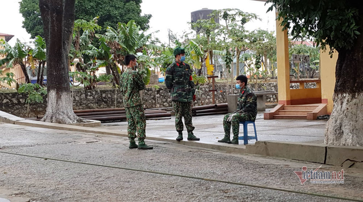 Cháu bé nhỏ tuổi nhất trong khu cách ly phòng dịch corona tại Lạng Sơn - 5