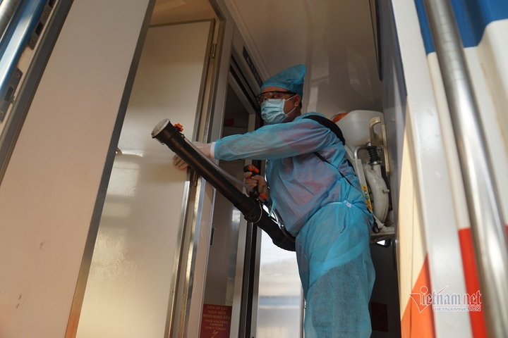 Cảnh khử trùng đoàn tàu trước khi chở khách ở ga Sài Gòn - 10