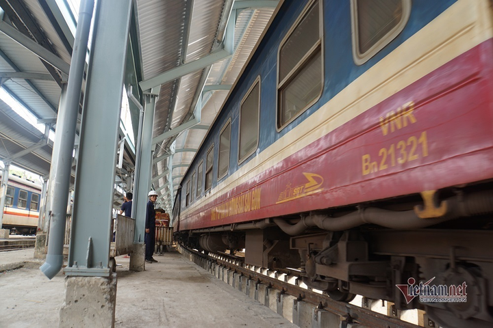 Cảnh khử trùng đoàn tàu trước khi chở khách ở ga Sài Gòn - 11