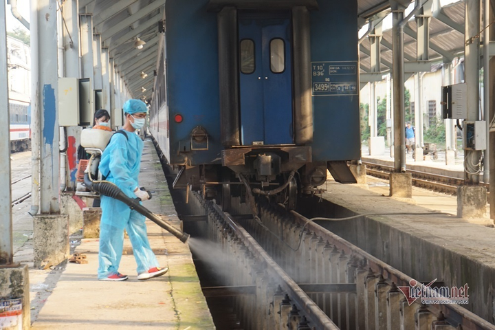 Cảnh khử trùng đoàn tàu trước khi chở khách ở ga Sài Gòn - 2