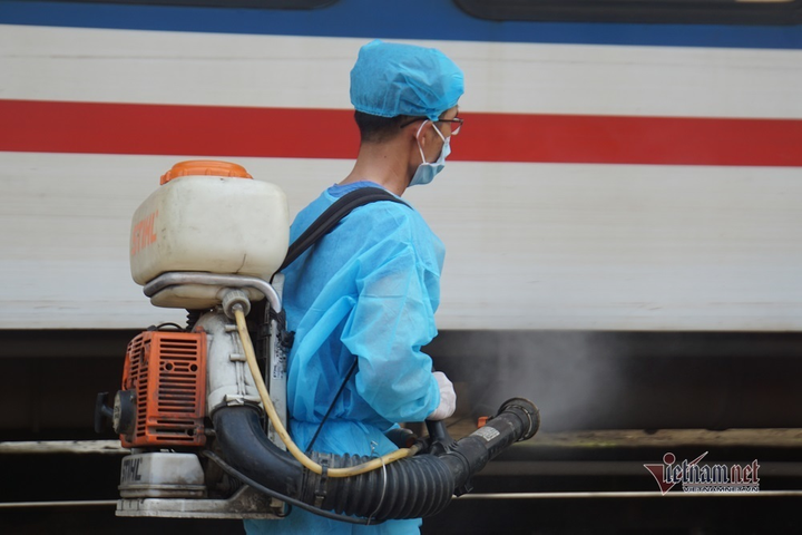 Cảnh khử trùng đoàn tàu trước khi chở khách ở ga Sài Gòn - 3