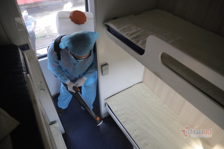 Cảnh khử trùng đoàn tàu trước khi chở khách ở ga Sài Gòn - 4