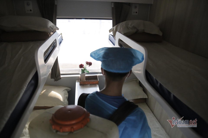 Cảnh khử trùng đoàn tàu trước khi chở khách ở ga Sài Gòn - 6