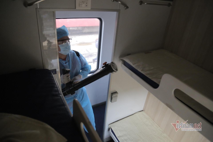 Cảnh khử trùng đoàn tàu trước khi chở khách ở ga Sài Gòn - 7