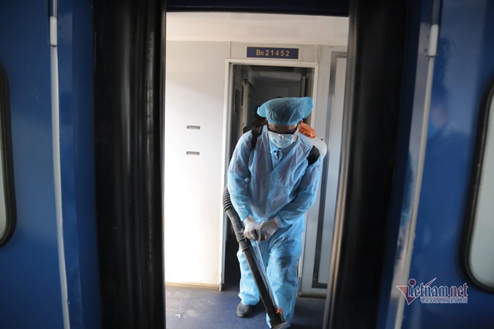 Cảnh khử trùng đoàn tàu trước khi chở khách ở ga Sài Gòn - 8