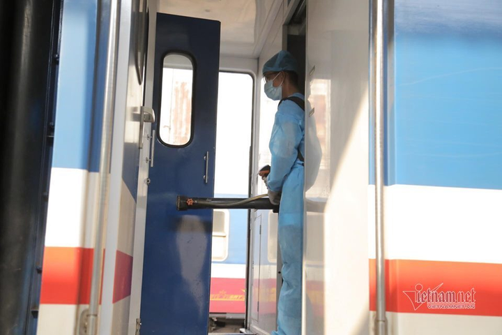 Cảnh khử trùng đoàn tàu trước khi chở khách ở ga Sài Gòn - 9