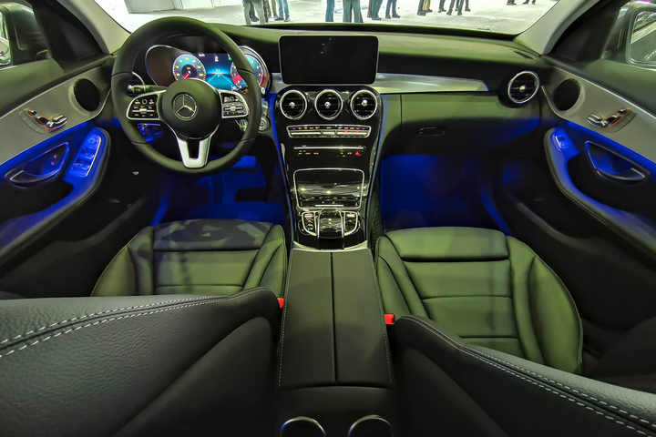 Giá rẻ, Mercedes C180 2020 có thay thế được C200? - 4