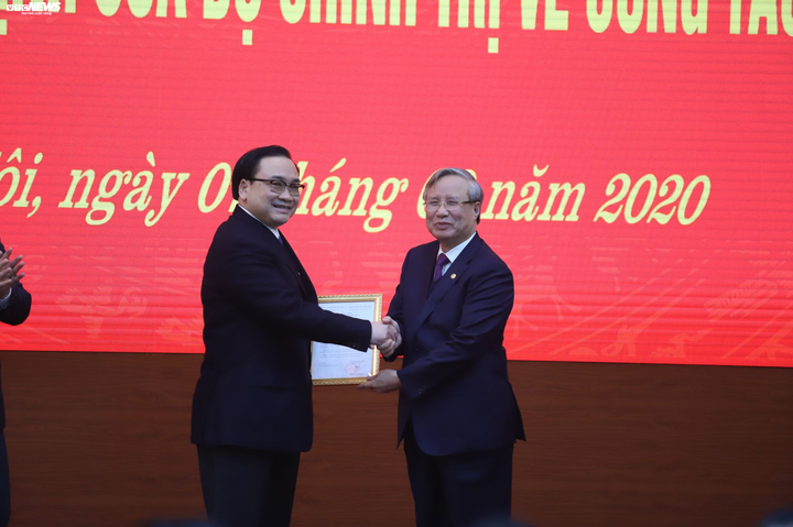 Trao quyết định cho tân Bí thư Thành ủy Hà Nội Vương Đình Huệ - 5