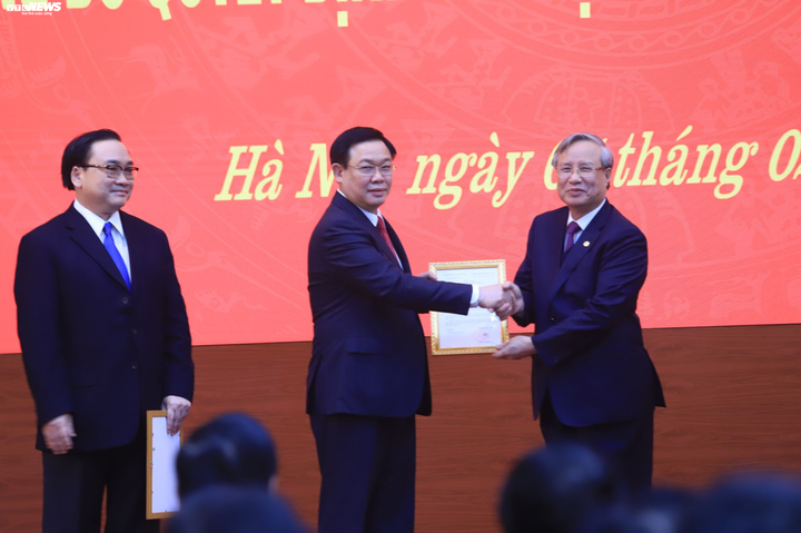 Trao quyết định cho tân Bí thư Thành ủy Hà Nội Vương Đình Huệ - 1