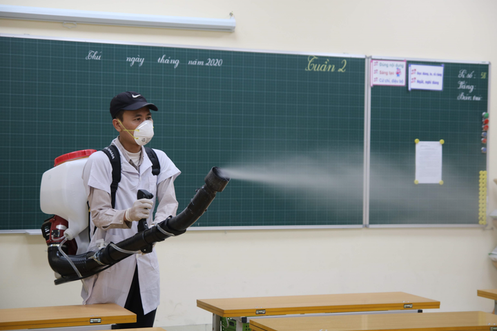 Hà Nội phun khử khuẩn 3 lần, sẵn sàng đón học sinh trở lại trường - 1
