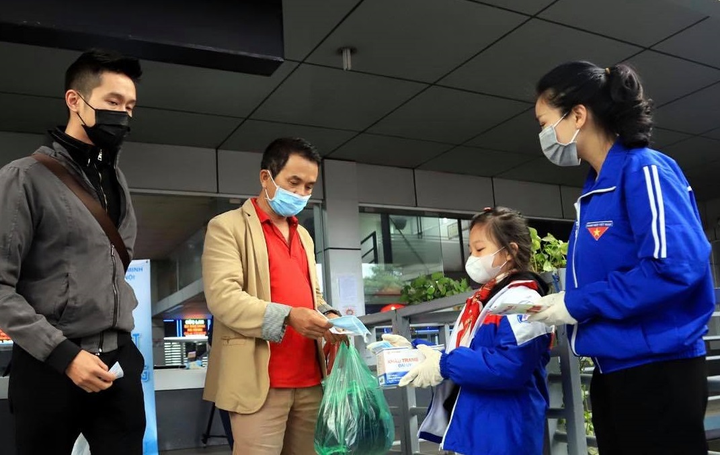 Bé gái từng viết thư cho Thủ tướng phát khẩu trang miễn phí ở bến xe khách Hà Nội - 3