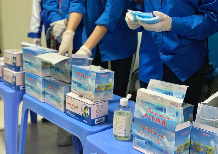 Bé gái từng viết thư cho Thủ tướng phát khẩu trang miễn phí ở bến xe khách Hà Nội - 4