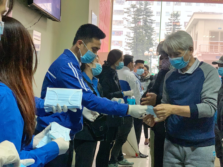 Bé gái từng viết thư cho Thủ tướng phát khẩu trang miễn phí ở bến xe khách Hà Nội - 5