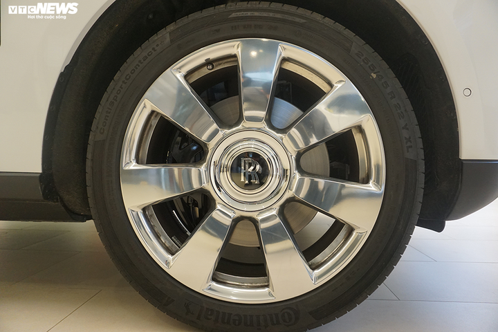 Cận cảnh Rolls-Roys Cullinan chính hãng đầu tiên được thiết kế riêng cho đại gia Việt - 9