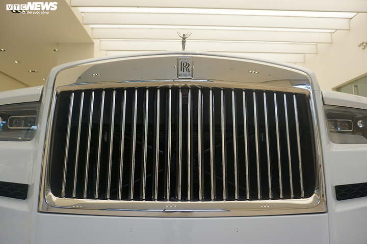 Cận cảnh Rolls-Roys Cullinan chính hãng đầu tiên được thiết kế riêng cho đại gia Việt - 3