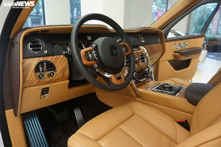 Cận cảnh Rolls-Roys Cullinan chính hãng đầu tiên được thiết kế riêng cho đại gia Việt - 13