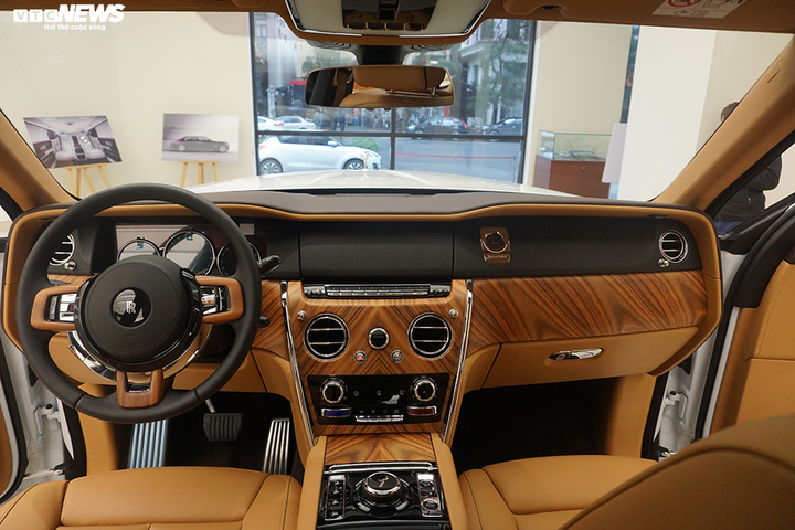 Cận cảnh Rolls-Roys Cullinan chính hãng đầu tiên được thiết kế riêng cho đại gia Việt - 10
