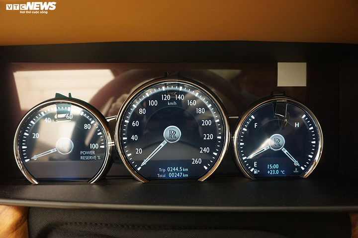 Cận cảnh Rolls-Roys Cullinan chính hãng đầu tiên được thiết kế riêng cho đại gia Việt - 11