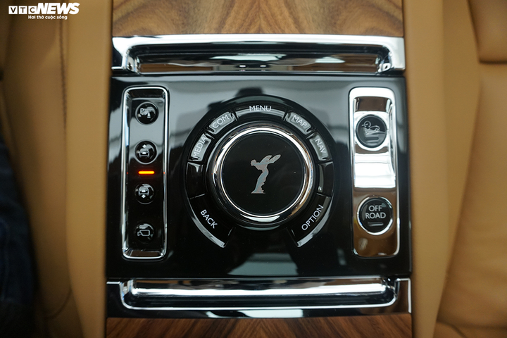 Cận cảnh Rolls-Roys Cullinan chính hãng đầu tiên được thiết kế riêng cho đại gia Việt - 12