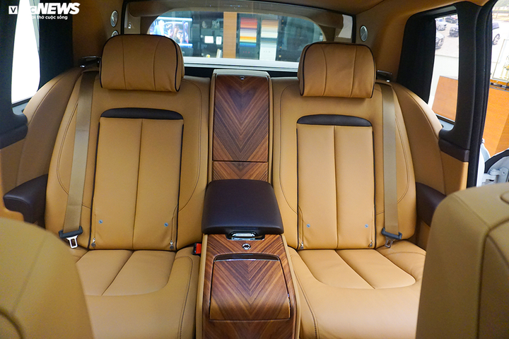 Cận cảnh Rolls-Roys Cullinan chính hãng đầu tiên được thiết kế riêng cho đại gia Việt - 14